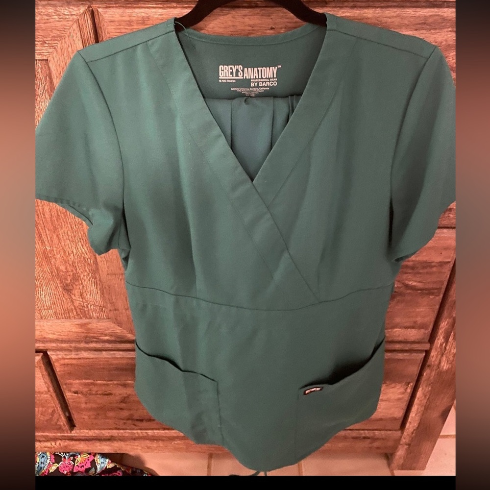 Green Greys anatomy scrubs - size medium top, small pants